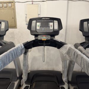 LIFE FITNESS 95T ELEVATION SERIES ACHIEVE TREADMILL ( REFURBISHED )